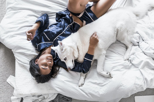 ¿Qué pasa si duermo con mi mascota?
