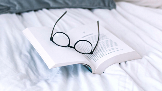 A la cama con un libro - Beneficios de leer en la cama antes de irse a dormir