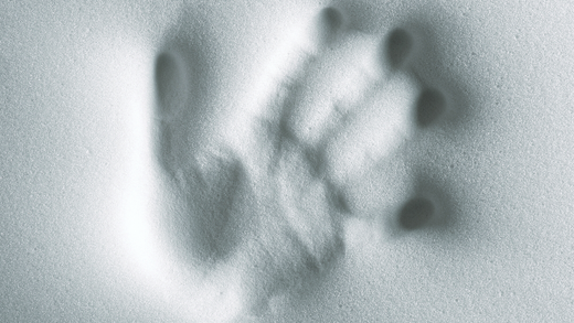 Mano en tejido viscoelástico para mostrar la adaptabilidad de la espuma viscoelástica en colchones viscoelásticos y almohadas viscoelásticas