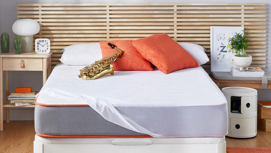 Protección de colchón juvenil sobre una cama 